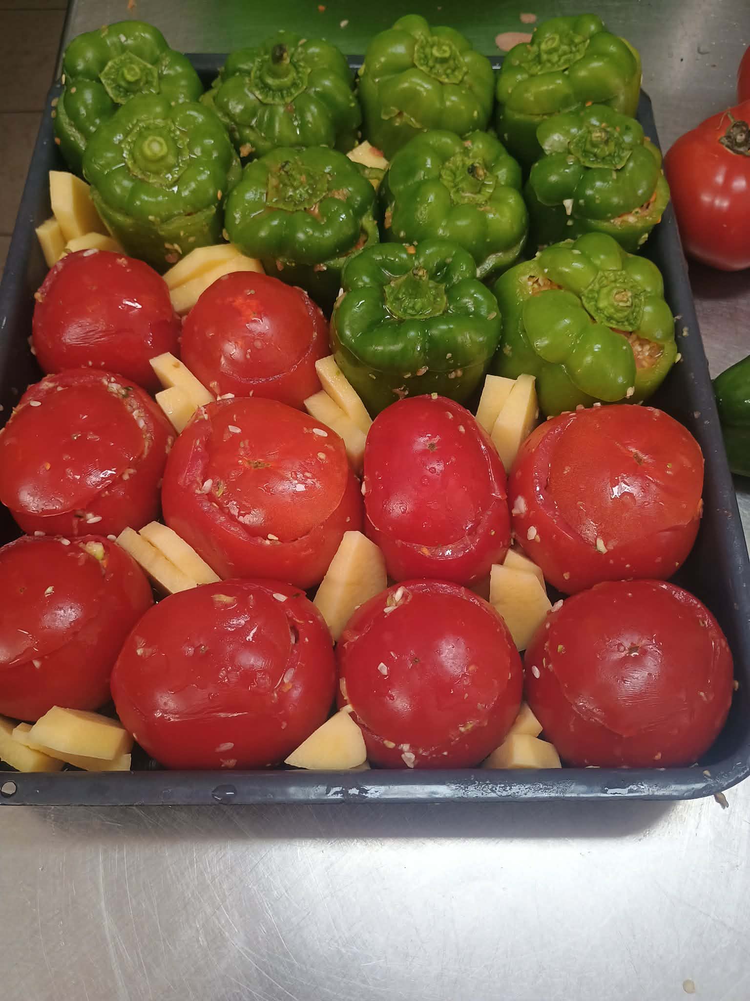 Γεμιστά (stuffed)από φρέσκα λαχανικά,ελαιόλαδο και αρωματικά φυτά παραγωγής μας!